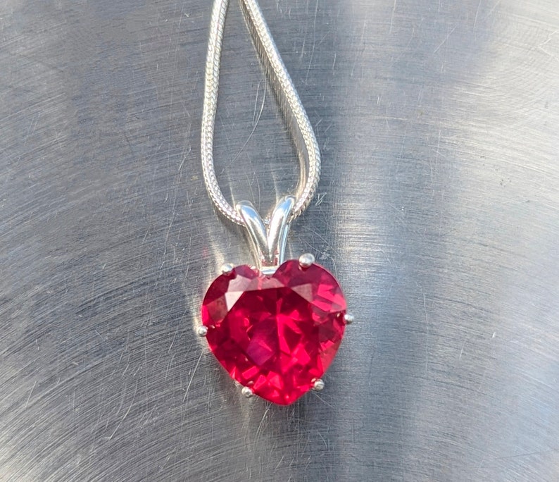 Crimson Heart Ruby Heart Solitaire Pendant 9.38ct Love Symbol Charm Bermuda Ruby Necklace Romantic Gift Part of the Black Collection imagem 5