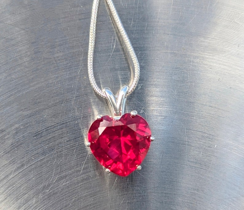 Crimson Heart Ruby Heart Solitaire Hanger 9.38ct Liefdessymbool Charme Bermuda Ruby Ketting Romantisch Cadeau Onderdeel van de Black Collection afbeelding 5