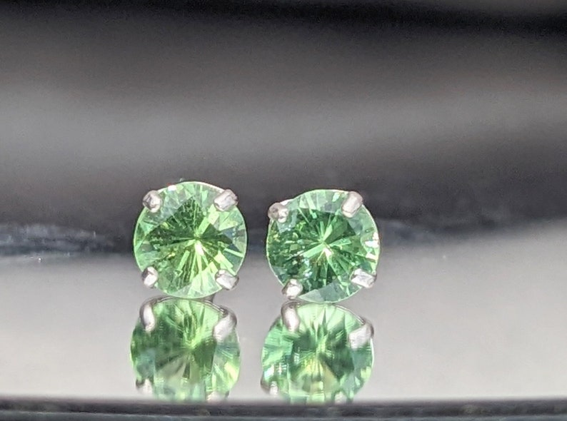 Echte 4mm groene Tsavoriet granaat Stud Oorbellen levendige natuurlijke edelsteen, januari Birthstone, 14k handgemaakte sieraden voor haar kerstcadeau afbeelding 1