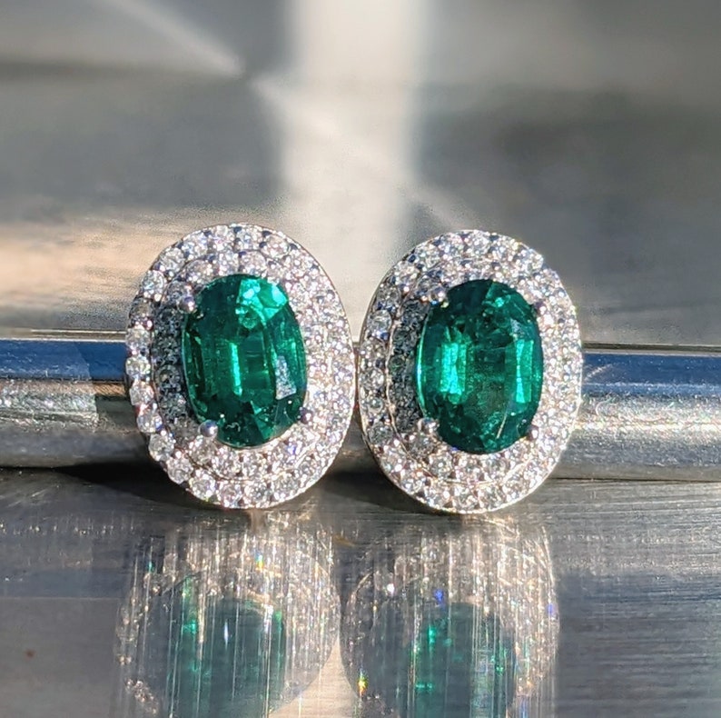 Pendientes de esmeralda de Zambia con doble halo 5x7 mm .80ct Pendiente de esmeralda africana de corte ovalado para su regalo de cumpleaños Regalo de San Valentín mayo imagen 1