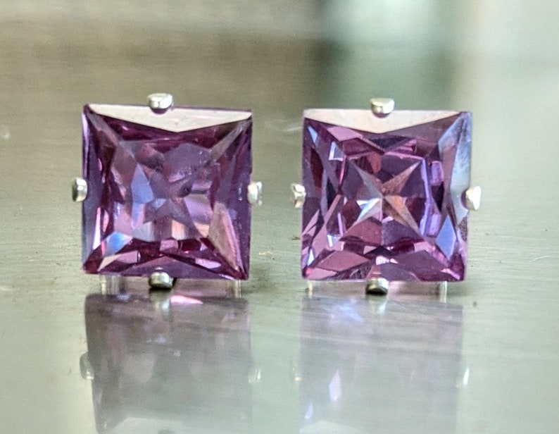 8mm 3ct por piedra Alexandrite Stud Pendiente Princesa Corte Piedra Preciosa Elegante Joyería Fina Radiante Solitario Pendiente Ideal para su regalo de Navidad imagen 1