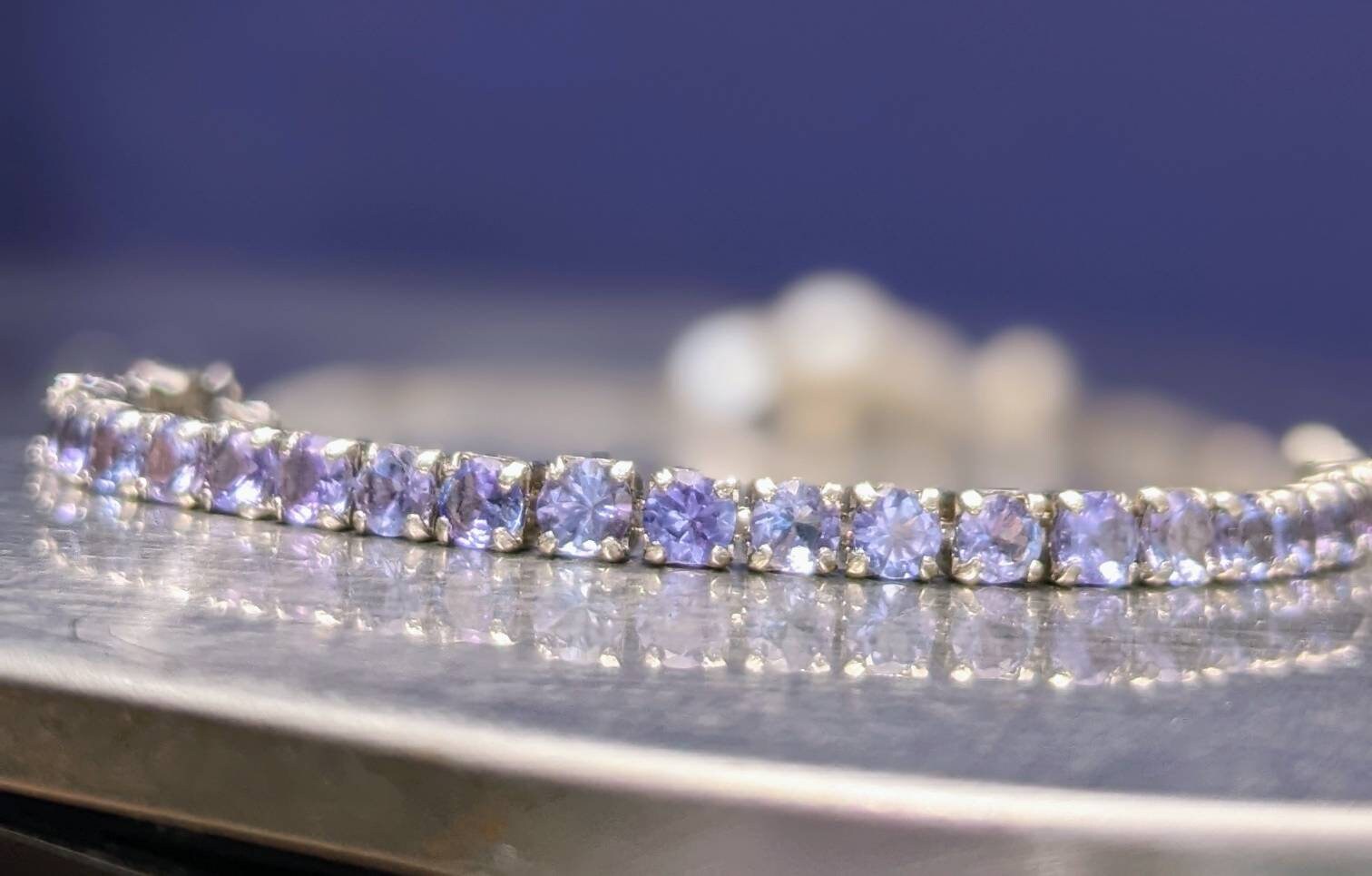 Ciondolo in argento sterling con tanzanite: montatura a castone con taglio a cuscino Ciondolo in argento sterling con tanzanite: montatura a castone con taglio a cuscino
