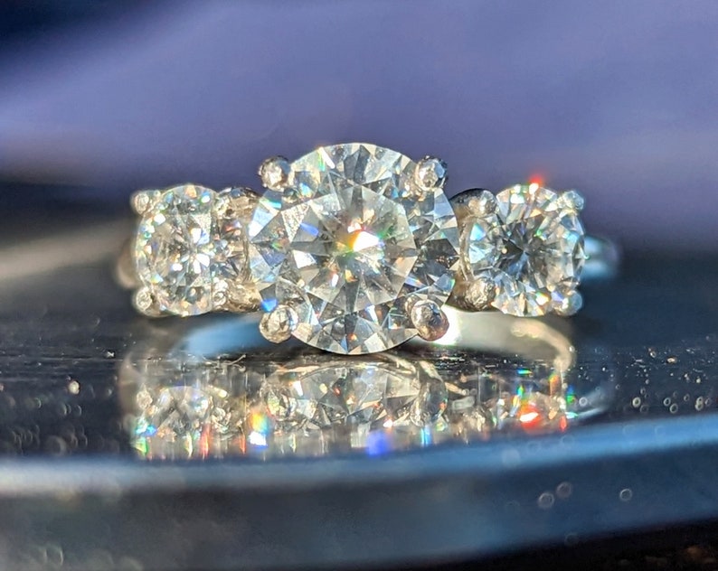 Diamant-Verlobungsring Doppelte 0,50 Karat Seitensteine mit 2 Karat Zentrum, das für immer verschlungen ist, symbolisieren Ihre unzerbrechliche Bindung Diamant oder Moissanite Ring Bild 5