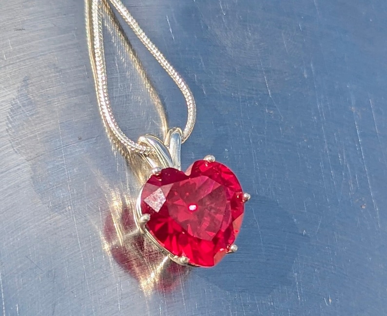 Cuore cremisi Ciondolo solitario a cuore rubino Collana con rubino Bermuda con ciondolo simbolo d'amore da 9,38 ct Regalo romantico, parte della collezione nera immagine 1