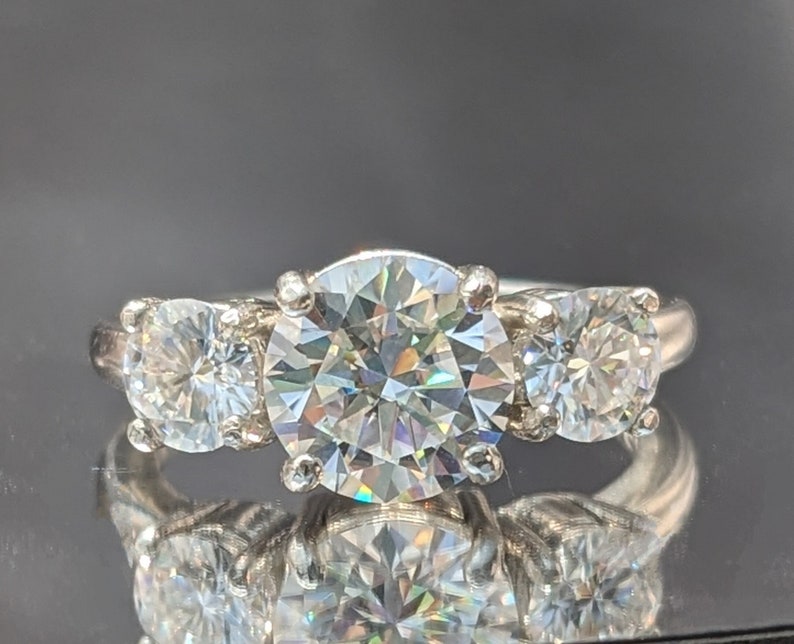 Diamant-Verlobungsring Doppelte 0,50 Karat Seitensteine mit 2 Karat Zentrum, das für immer verschlungen ist, symbolisieren Ihre unzerbrechliche Bindung Diamant oder Moissanite Ring Bild 1
