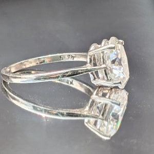 Anillo de compromiso de diamantes ovalados de 2 ct 9x7 mm piedra central brillante / anillo hecho a mano personalizable impresionante joyería nupcial Moissanite o diamante imagen 5