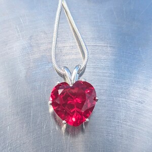 Cuore cremisi Ciondolo solitario a cuore rubino Collana con rubino Bermuda con ciondolo simbolo d'amore da 9,38 ct Regalo romantico, parte della collezione nera immagine 4