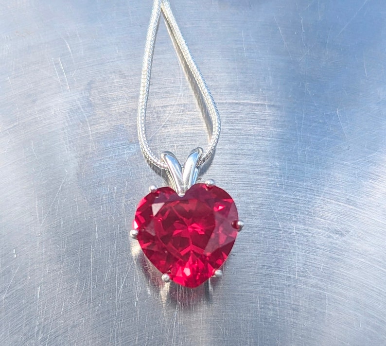 Crimson Heart Ruby Heart Solitaire Pendant 9.38ct Love Symbol Charm Bermuda Ruby Necklace Romantic Gift Part of the Black Collection zdjęcie 4