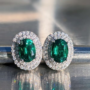 Pendientes de esmeralda de Zambia con doble halo 5x7 mm .80ct Pendiente de esmeralda africana de corte ovalado para su regalo de cumpleaños Regalo de San Valentín mayo imagen 2