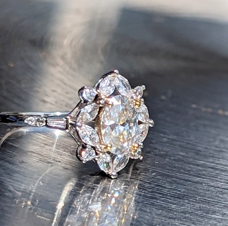Encantador anillo de compromiso de moissanita certificado con halo floral: irradia amor eterno con un diamante de moissanita brillante impecable de 2,55 quilates imagen 5