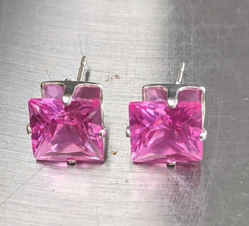 Pendientes de zafiro rosa real. Pendientes de zafiro rosa de 8 mm de plata u oro macizo Regalo de cumpleaños para mujer Joyería de piedras preciosas genuinas de 6 ct imagen 4