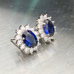 Boucles d'oreilles en saphir bleu véritable avec halo princesse Diana saphir bleu 8x6mm goujons ovales femmes cadeau d'anniversaire quelque chose de bijoux de mariée bleus image 6