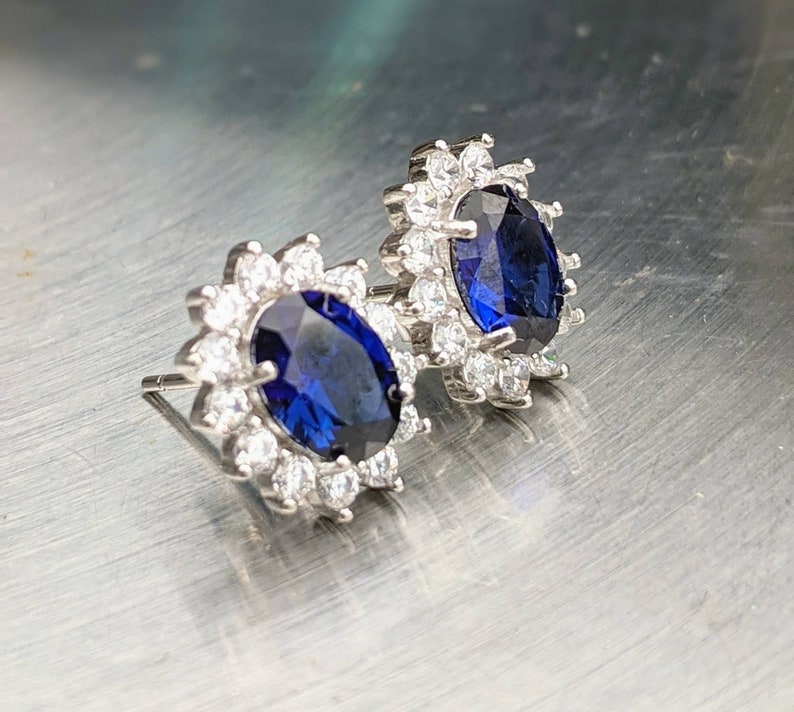 Orecchini a bottone in vero zaffiro blu con Halo Princess Diana Zaffiro blu 8x6mm borchie ovali Regalo di compleanno per donne Qualcosa di gioielli da sposa blu immagine 6