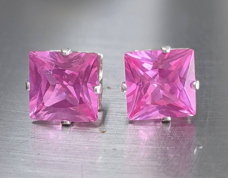 Pendientes de zafiro rosa real. Pendientes de zafiro rosa de 8 mm de plata u oro macizo Regalo de cumpleaños para mujer Joyería de piedras preciosas genuinas de 6 ct imagen 1