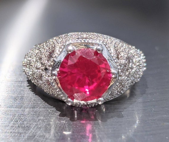 Anello con rubino rosso sangue di piccione autentico stile vintage taglio brillante rotondo in argento sterling 2 carati con gambo a cupola per regalo di compleanno da donna. Anello con rubino