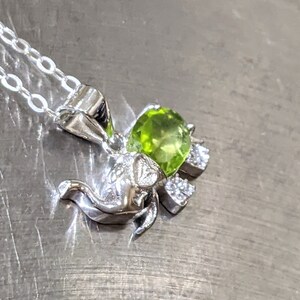 Ciondolo peridoto in argento sterling o oro massiccio con ciondolo elefante peridoto taglio ovale regalo di compleanno per donna regalo di Natale estratto naturalmente per lei immagine 4