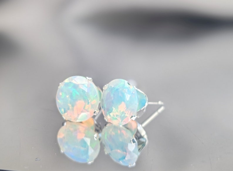 Pendientes de ópalo de fuego blanco etíope natural piedra preciosa genuina de 8 mm, regalo de joyería minimalista hecho a mano para su cumpleaños, regalo de Navidad imagen 3