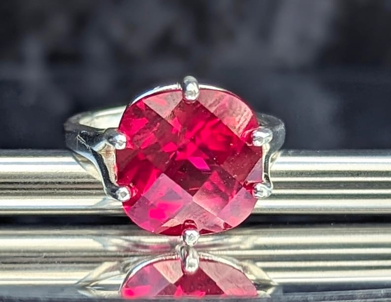 Scarlet Majesty Ring Bermuda Ruby Cushion Cut Checkerboard Ring Bold Elegance Heirloom Quality Ruby Gemstone Statement Fashion Ring Lux zdjęcie 1