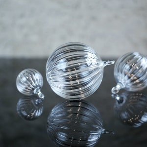 Ornamento de vidro soprado à mão | Bugiganga de vidro borossilicato transparente | Tamanho padrão do ornamento de 3,5" de diâmetro