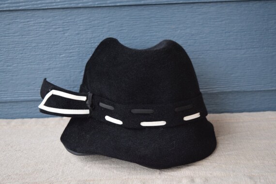 Vintage 1940s Lilly Dache Debs Black Felt Hat, Wh… - image 1