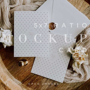 Romantische huwelijksuitnodiging Mockup, dubbelzijdige 5x7 papieren kaart, Boho Mock Up, minimale mockup, flat lay, digitale download, smart object 019