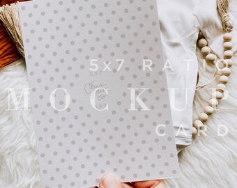 Mockup di invito per baby shower Boho Rust, carta 5x7 (PSD e JPG)