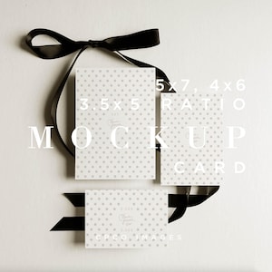 Puede incluir: Un conjunto de tarjetas de maqueta con una cinta negra. Las tarjetas son blancas con un patrón de lunares grises. El texto en las tarjetas dice "Mockup Card" y "CPCO Images". Los tamaños de las tarjetas son 3,5x5, 5x7 y 4x6.