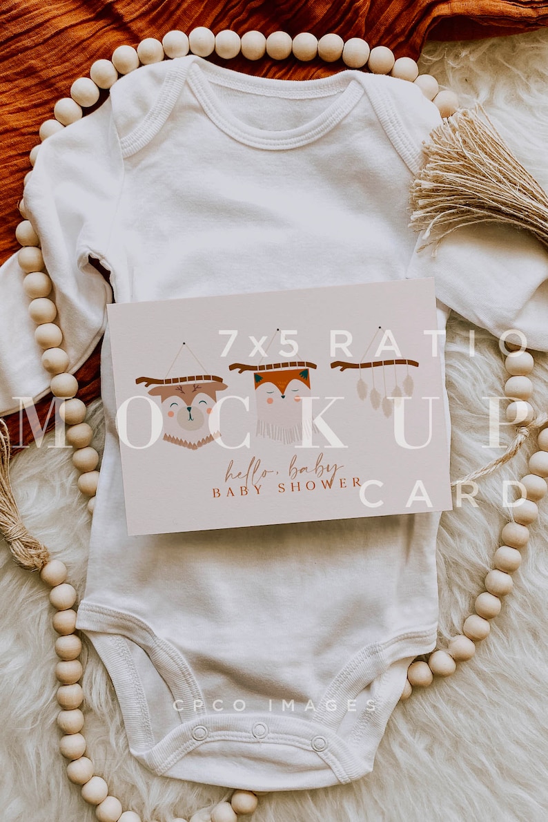 Pu&ograve; includere: Un body bianco per neonato con un biglietto di baby shower 7x5 con un design di volpe e cervo. Il biglietto dice "hello, baby baby shower card".