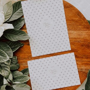 結婚式招待状のモックアップ、5x7 および 4x6 テンプレート、即時ダウンロード、招待状のモックアップ、文房具のモックアップ、ストックフォト