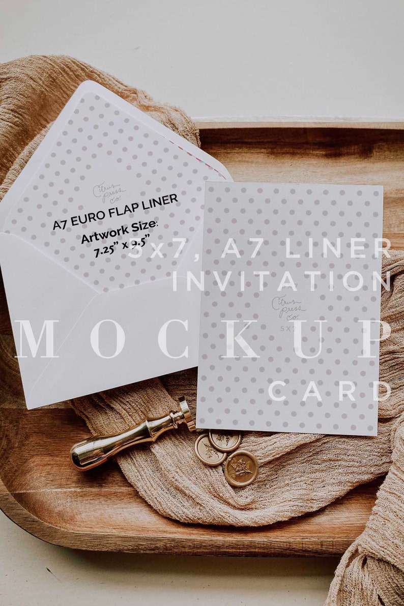 Op de afbeelding: Een mockup van een witte A7-envelopvoering met een grijs stippenpatroon en de tekst "A7 EURO FLAP LINER Artwork Size: 7.25" x 9.5"  "  en een witte A7-uitnodigingskaart met een grijs stippenpatroon en de tekst "A7 LINER INVITATION". De envelopvoering en de uitnodigingskaart liggen op een houten dienblad met een beige stof en gouden waszegels.