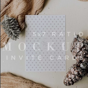 Mockup invitación navideña, tarjeta de 5x7, sobre A7, descarga instantánea, mock up de tarjeta, maqueta de papelería, simulacro, imagen de stock