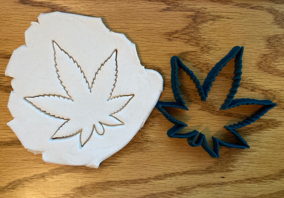 Naps3D Weed Leaf Cookie Cutter Set – 3 Sizes, White Plastic, 15mm Depth