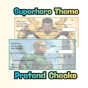 Könnte beinhalten: Zwei Spielgeld-Schecks mit Superhelden-Illustrationen. Der obere Scheck zeigt einen Superhelden in einem gelb-goldenen Kostüm, und der untere Scheck zeigt einen Superhelden in einem grünen Kostüm. Die Schecks enthalten den Text "Superhero Theme" und "Pretend Checks".