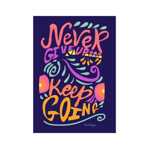 Puede incluir: Una cita motivacional sobre un fondo azul oscuro con letras de colores. La cita dice "Never Give Up Keep Going" con un diseño de espiral alrededor de las palabras.
