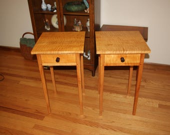 Mesita de noche con diseño de arce rizado