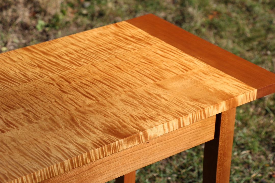 Tiger & Flames 彫刻　ウッドサイドテーブル Custom Made Shaker End Table Made From Quartersawn Natural Cherry