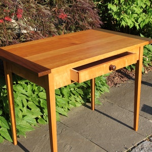 Shaker-schrijftafel gemaakt van kwartiersgezaagde natuurlijke kersen en zwarte walnoot