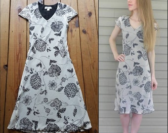 Petite Sophisticate size 0 vintage 90's white & black floral fitted lined cap sleeve v-neck knee length ruffle dress