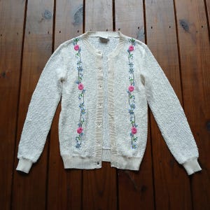 ヴィンテージ 80 年代 90 年代 S クリーム カラフル デイジー フローラル 刺繍 クリスタル ボタン アップ ニット カーディガン セーター、f.a.i. 製。