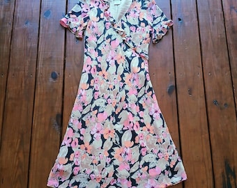 Expressions size 8 vintage 90's black, khaki, & pink floral ruffle v-neck short sleeve lined midi dress - 1990's