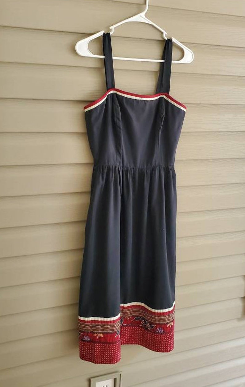 JT Dress size Small vintage 80/'s does 50/'s black /& cranberry red border print retro style square neck midi sun dress w pockets