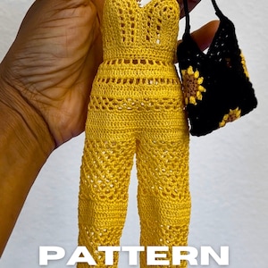 Puede incluir: Un mono de crochet amarillo con un bolso de crochet negro a juego con detalles de girasol. El texto "PATTERN" es visible en la parte inferior de la imagen.