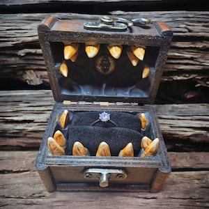 Gray Mimic Ring Box – Gothic DnD Engagement Proposal – Golden Eye Fantasy Ring Holder – Monster Jewelry Box – RPG Creature Gift for nerds