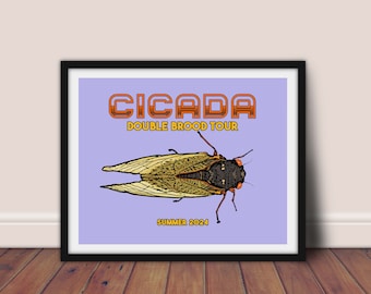 Könnte beinhalten: Ein lilafarbener Poster mit dem Text "CICADA DOUBLE BROOD TOUR" in Orange und Gelb. Das Poster zeigt eine detaillierte Illustration einer Zikade mit braunen, gelben und schwarzen Markierungen. Der Text "SUMMER 2024" befindet sich am unteren Rand des Posters.
