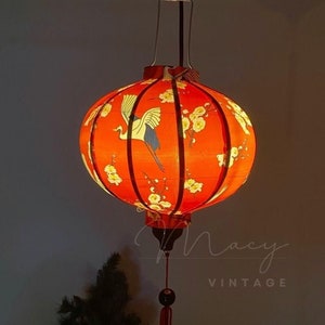 Lanterna impermeabile in bambù Hoi An 35 cm - Motivo gru con fiore - Tessuto #16 - Lampada da camera da letto.Lampada da soffitto. Lanterna del ristorante. Lampada da esterno