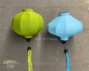 2 faroles de bambú Hoi An de 35 cm, con formas y colores variados, para decoración de bodas y patios.