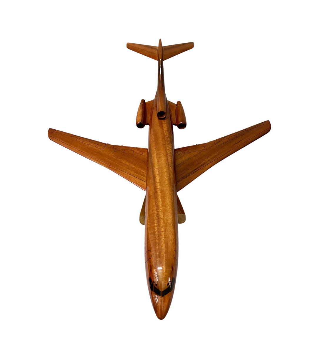 Diseño de accesorios de viaje de avión sobre un fondo de madera
