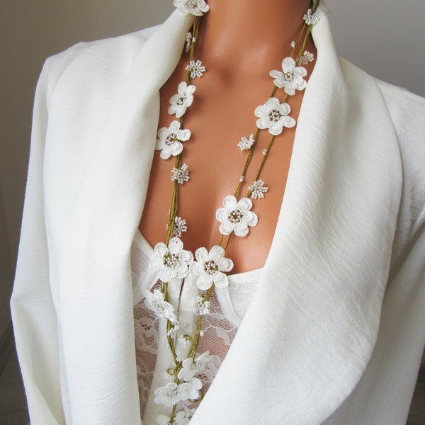 Collana lunga di fiori bianchi, collana turca oya, collana all'uncinetto con perline di vetro bianco, regalo unico di collana avvolgente floreale per lei, madre