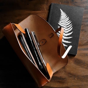 Trousse ronde en cuir tannage végétal, trousse idéale pour artiste ou écrivain, trousse scolaire, pochette en cuir, étui pour stylos