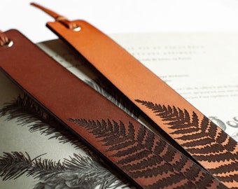 Leather bookmark with fern, gift for book lover, bookworm, nature lover or adventurer. Page keeper for traveler or botanist, botanical art